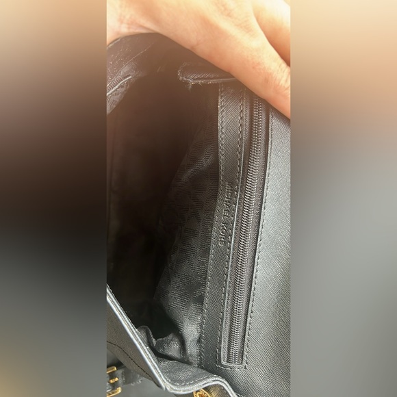 Michael Kors Ava Small Satchel (MSRP 265$, Saffiano leather, great condition) - Picture 6 of 9